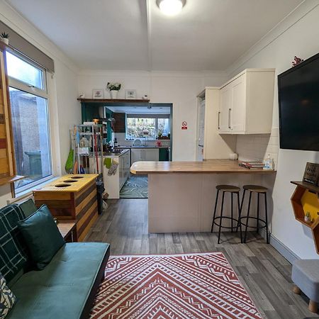 R3 - Cozy Small Double - City & Beach Access, Wifi, Free Parking - Self Catering Swansea Exterior photo