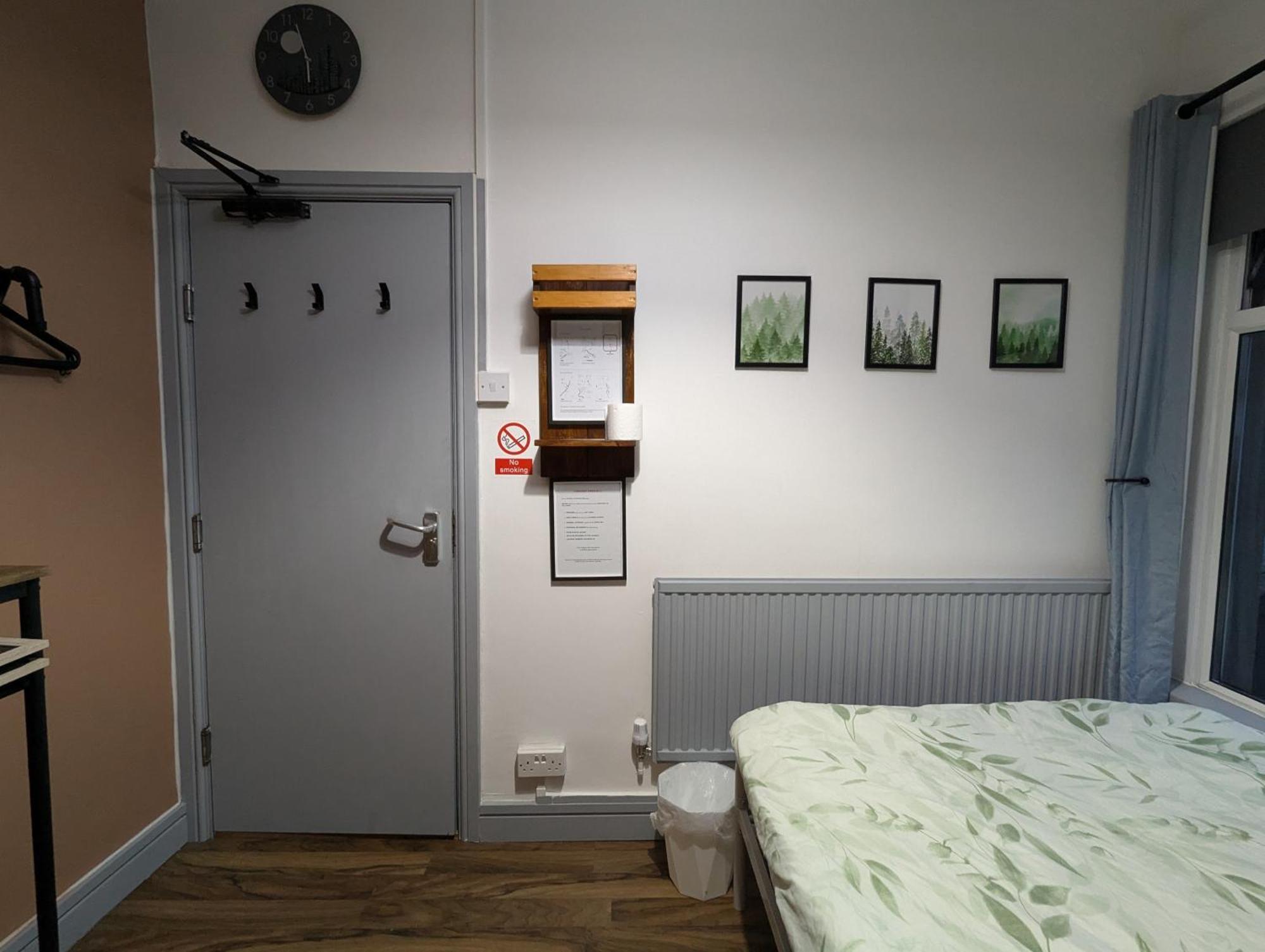 R3 - Cozy Small Double - City & Beach Access, Wifi, Free Parking - Self Catering Swansea Exterior photo