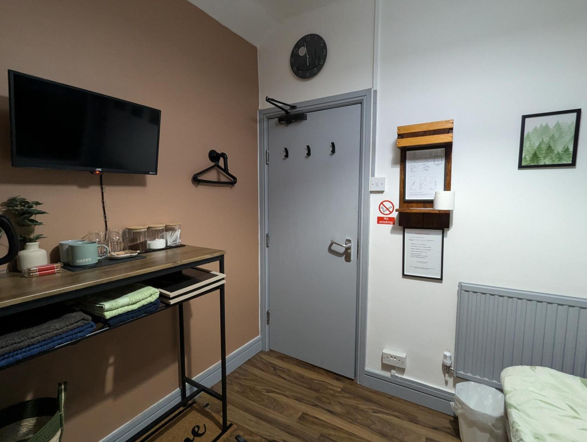 R3 - Cozy Small Double - City & Beach Access, Wifi, Free Parking - Self Catering Swansea Exterior photo