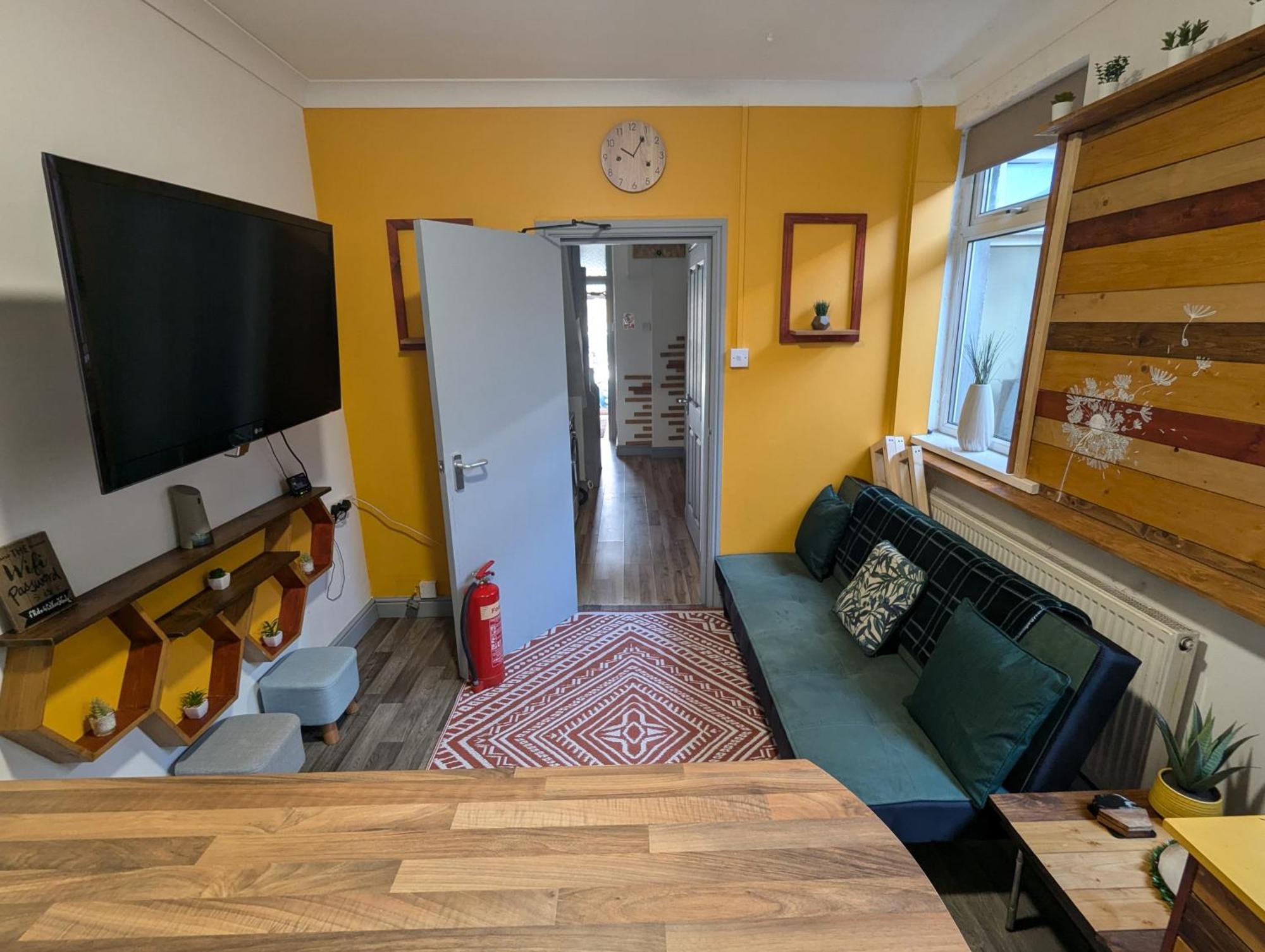 R3 - Cozy Small Double - City & Beach Access, Wifi, Free Parking - Self Catering Swansea Exterior photo